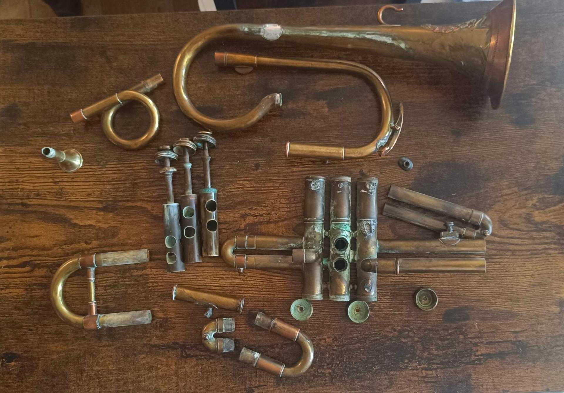 38 cornet ancien eclate